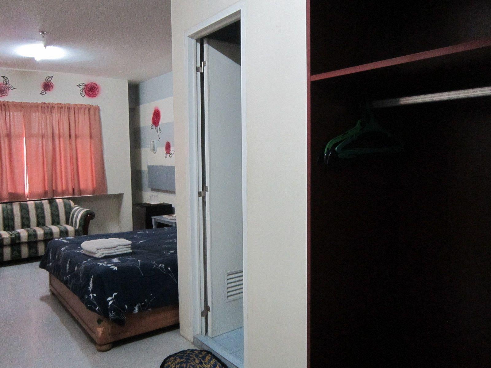 Middle Town Inn Bacolod Bagian luar foto